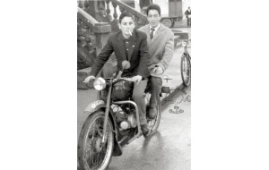1962  - En moto delante del Ayuntamiento